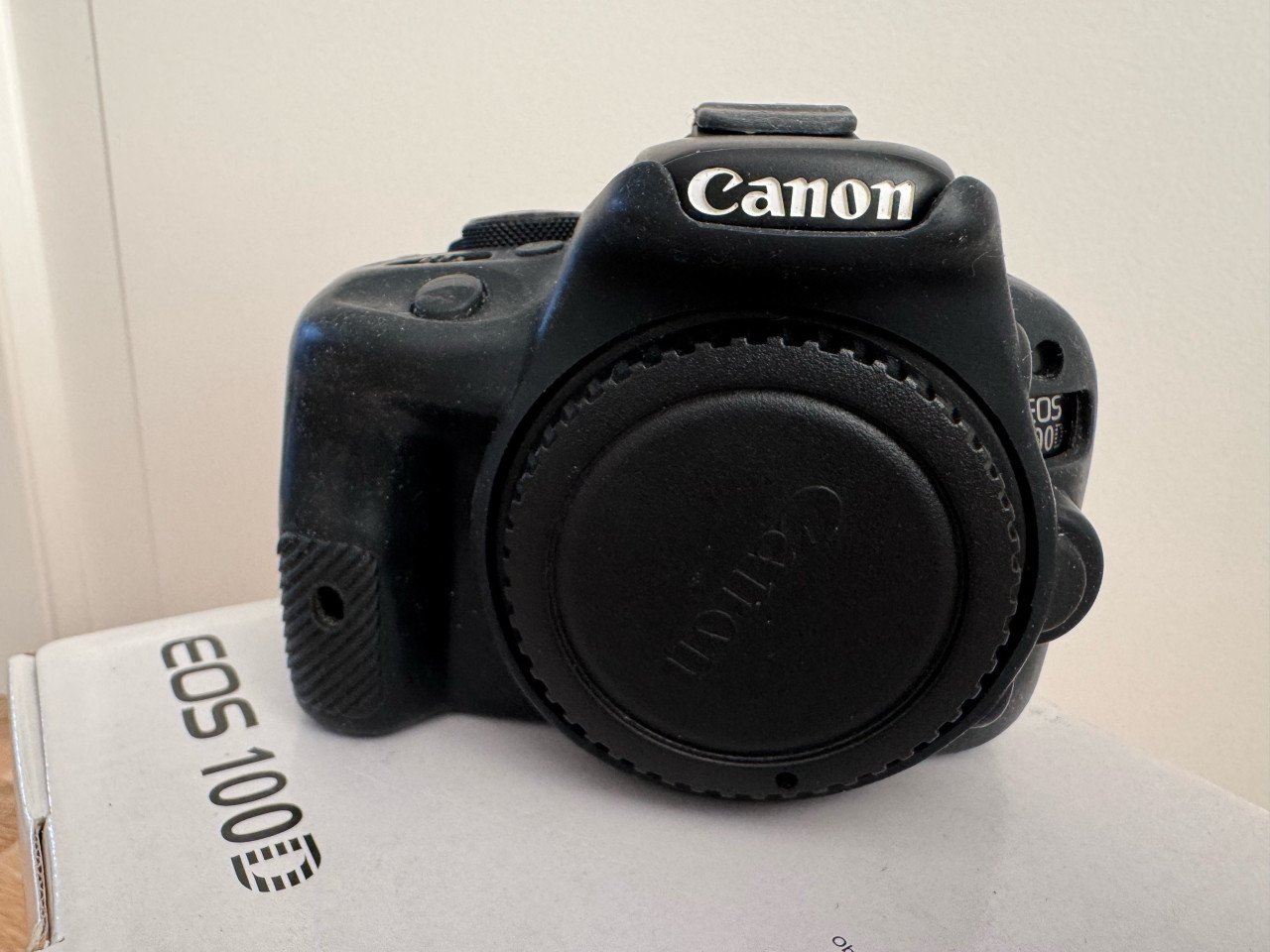 Canon EOS100D camerabody+lader+4 accu’s+cover+strap+doos