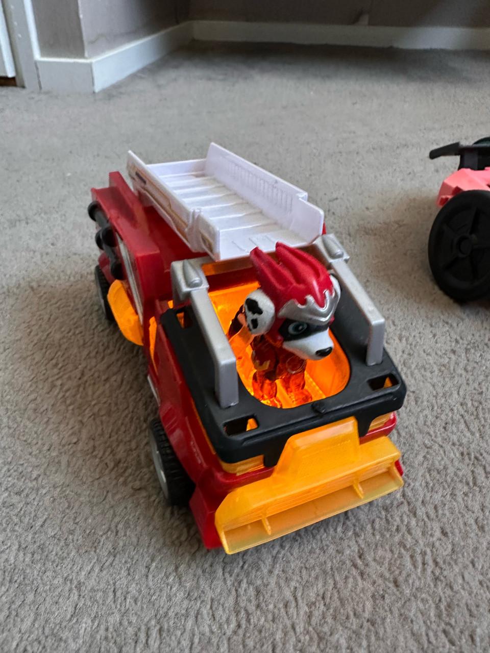 Paw patrol vliegdekschip hoofdkwartier met voertuigen en pups