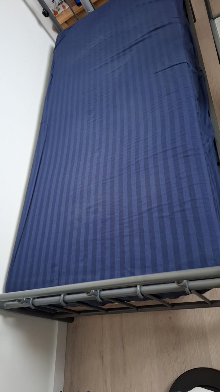 Één persoons ledikant met matras en lattenbodem.