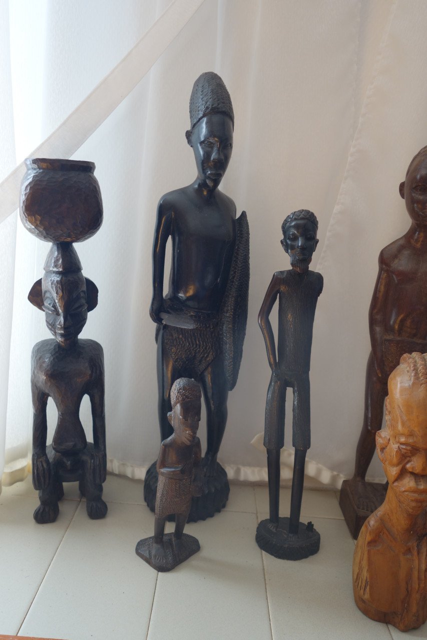 11 handgesneden houten afrikaanse beelden  grootste is 65 cm.