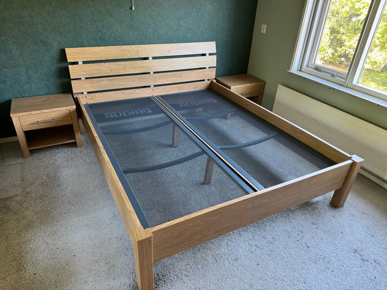 Bed met Auping bodems en nachtkastjes