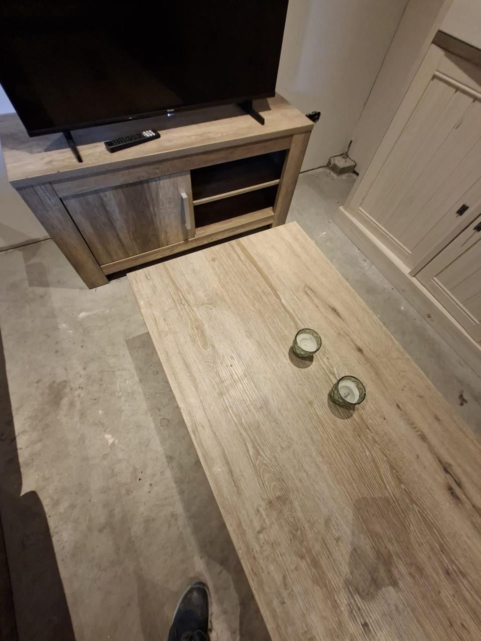 Complete woonkamerset; banken, tafel, stoelen, kasten