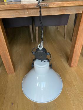 Industriële lamp, witte kap