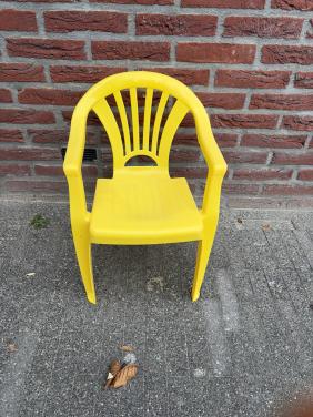 Gele kinderstoel, tuin