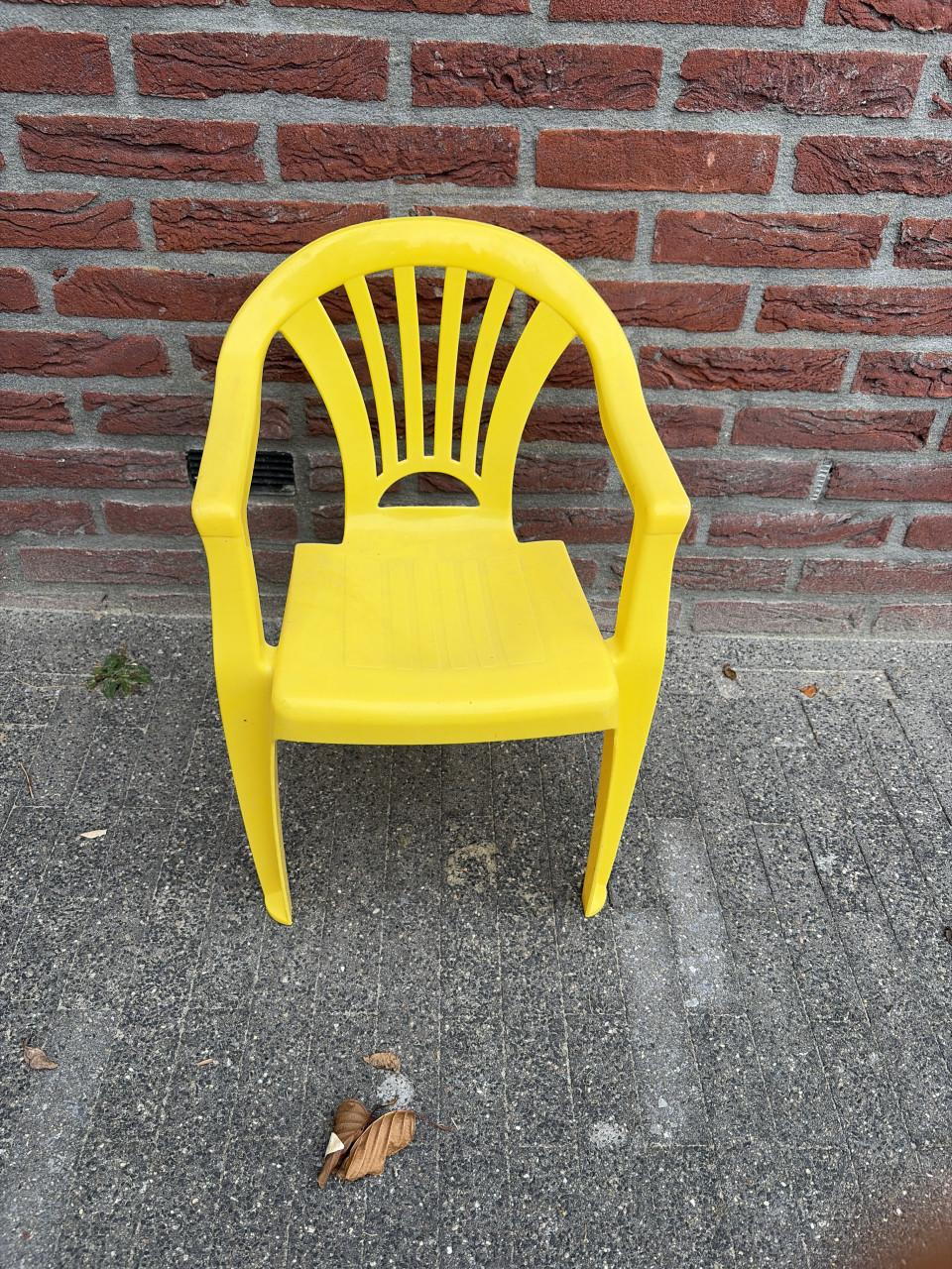 Gele kinderstoel, tuin