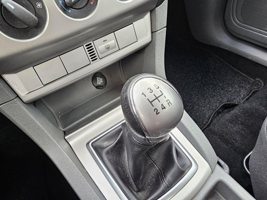 Ford Focus 1.6 trend airco,trekhaak. van eerste eigenaar!