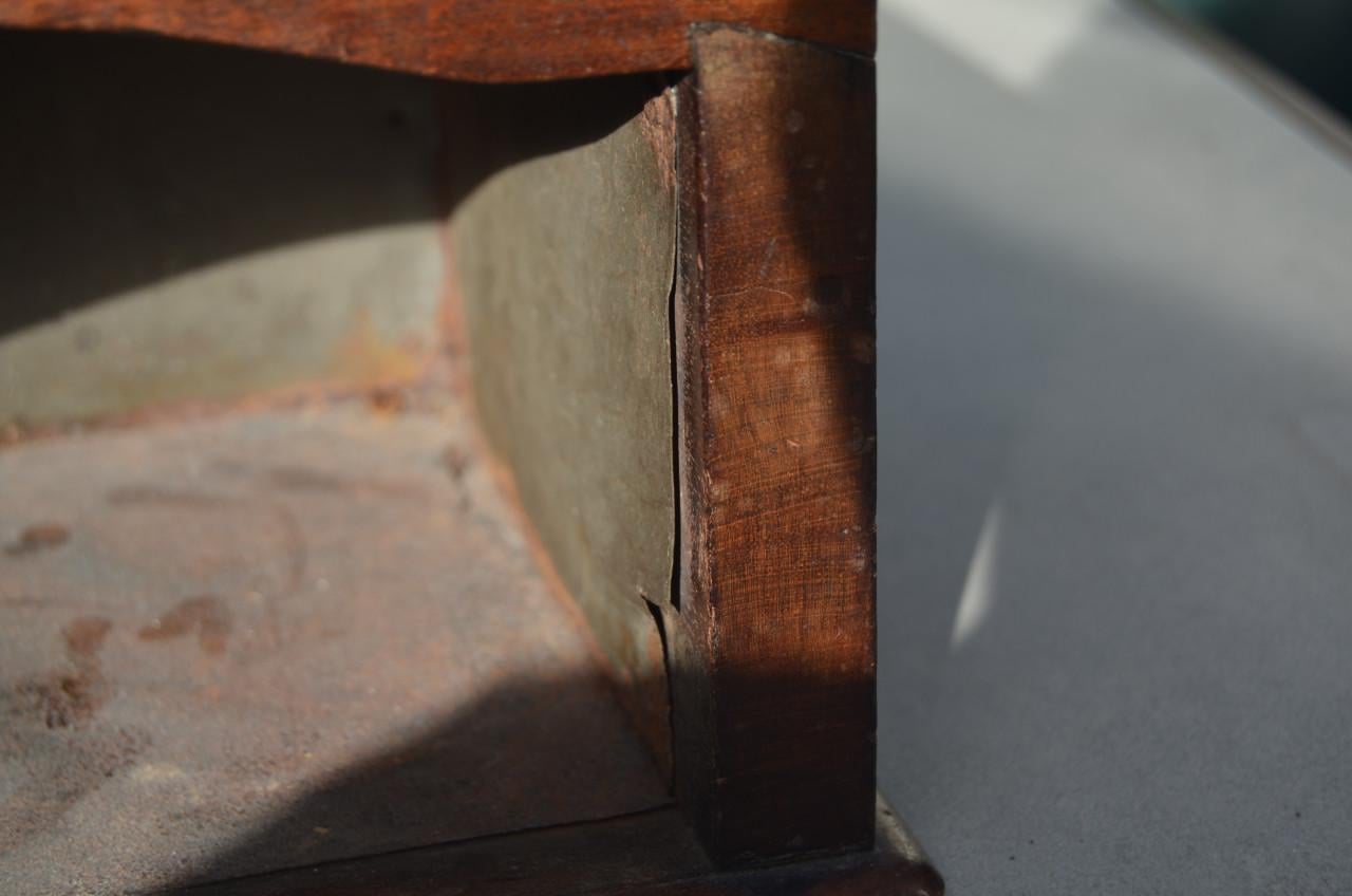 Houten en marmeren stoof met eigendomskenmerk AEB