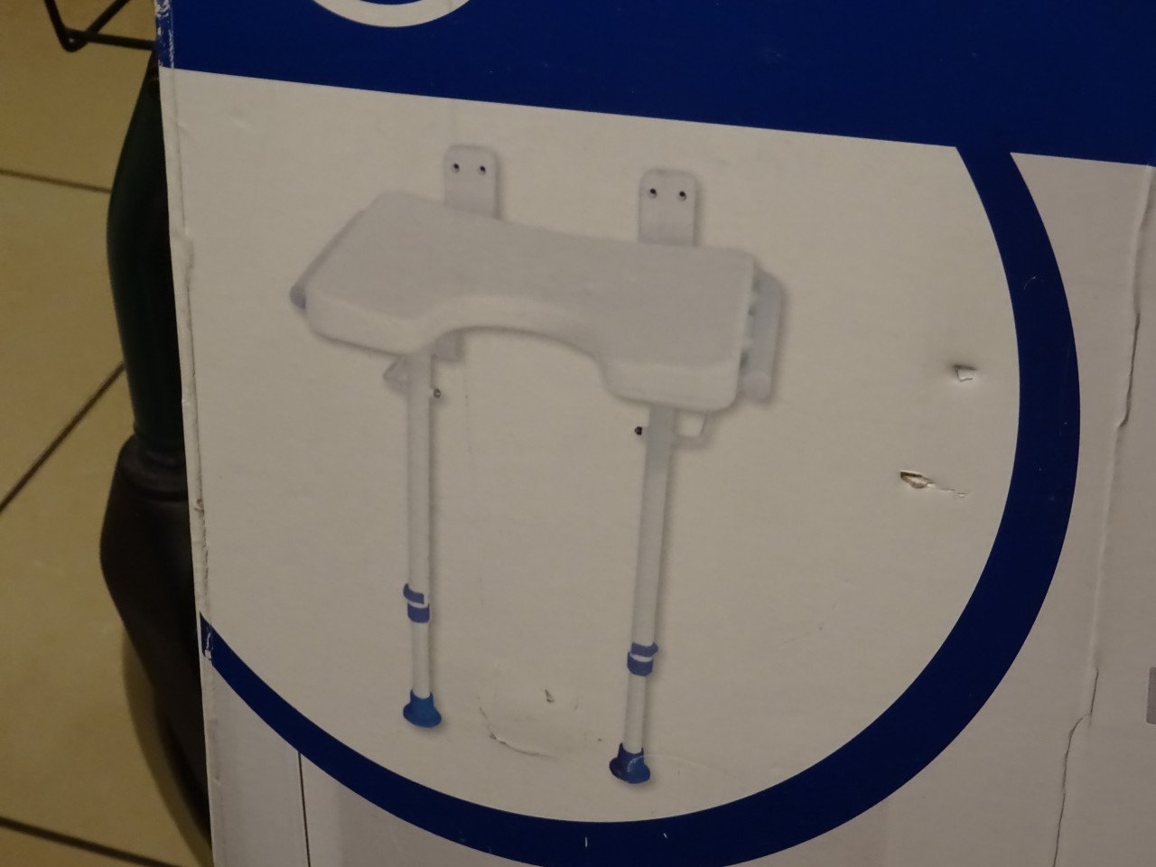 TE KOOP BADSTOELTJE VOOR AAN DE MUUR  [NIEUW ]