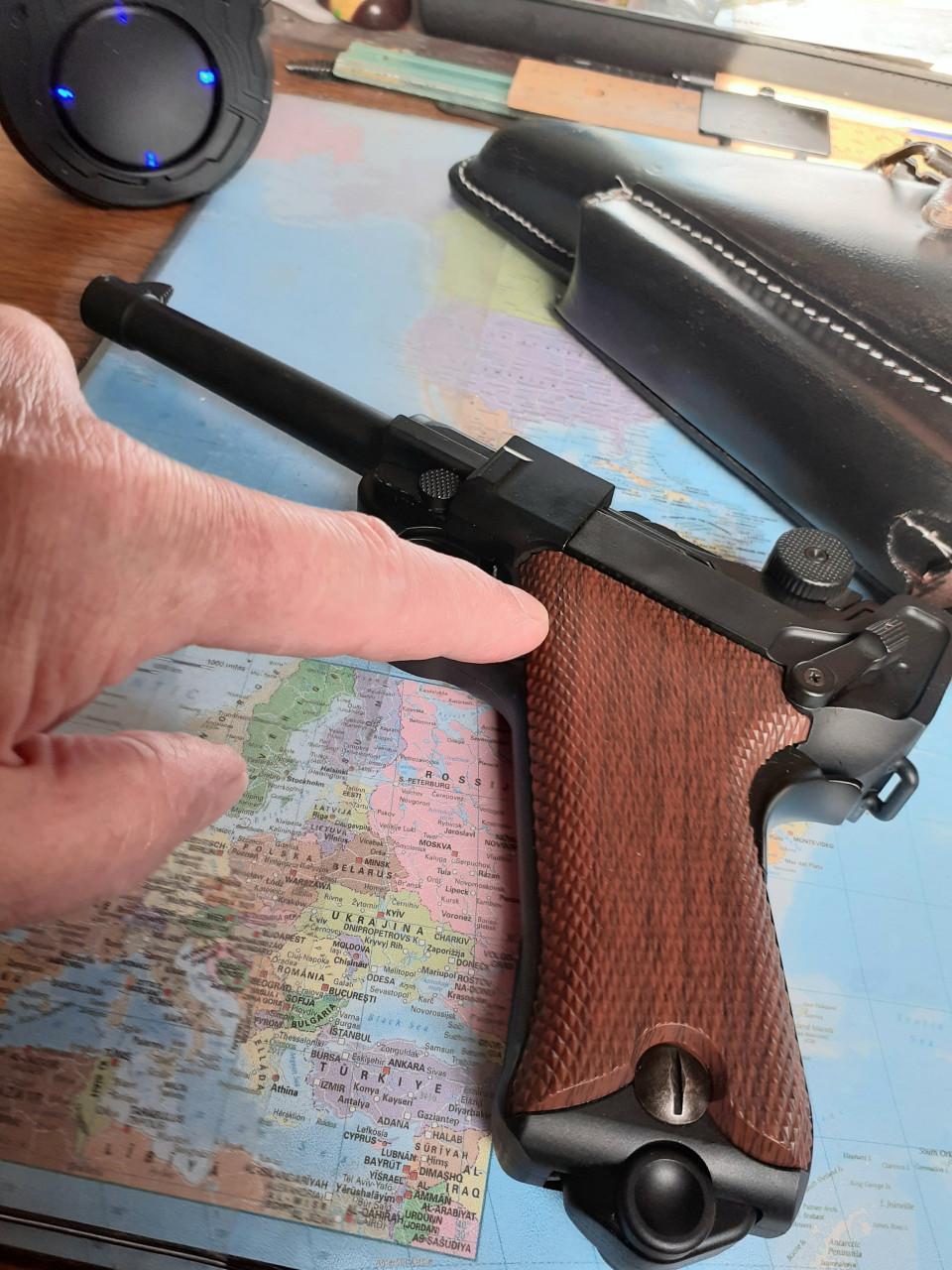 Luger P08 Shell Uitwerpende Laser Speelgoedpistool  + 6 patronen +