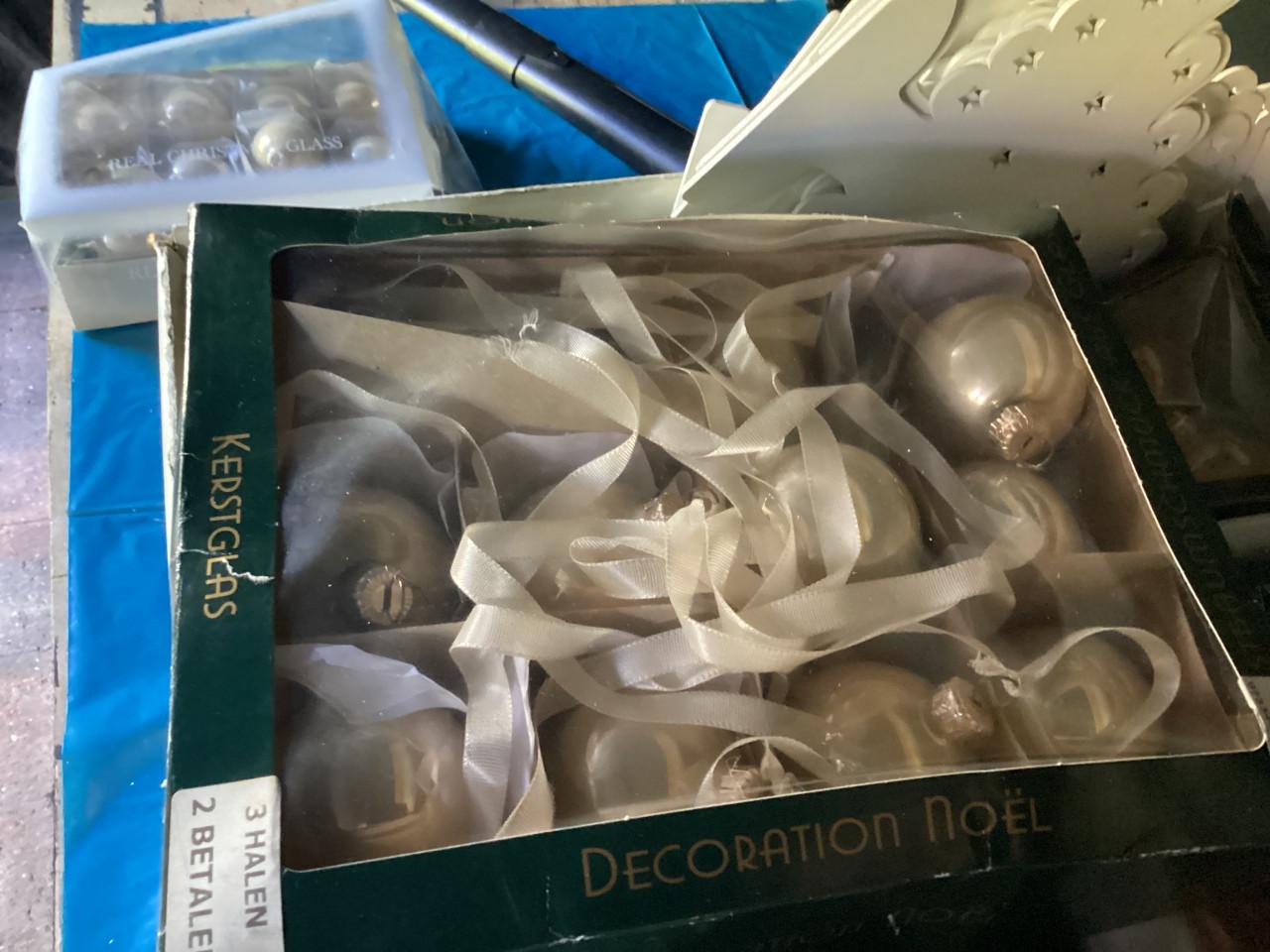 Grote doos vol kerstballen.