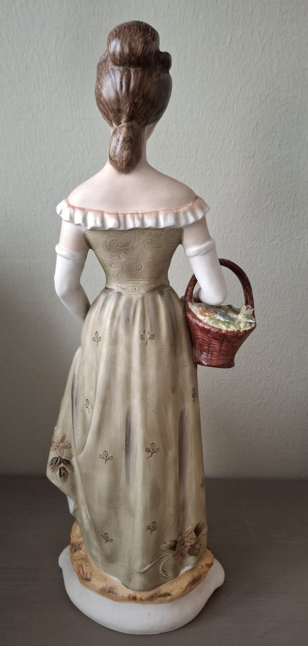 Beeldje: Vrouw met mand