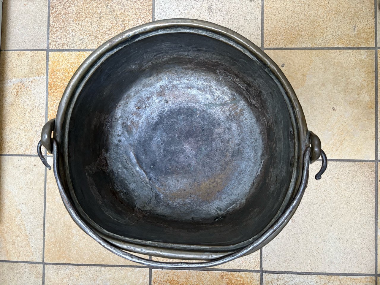 Koperen ketel met smeedijzeren hengsel