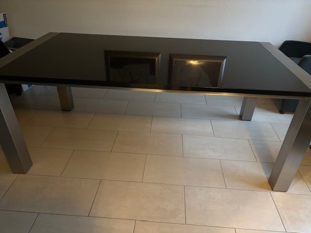 Eetkamertafel met natuursteenblad
