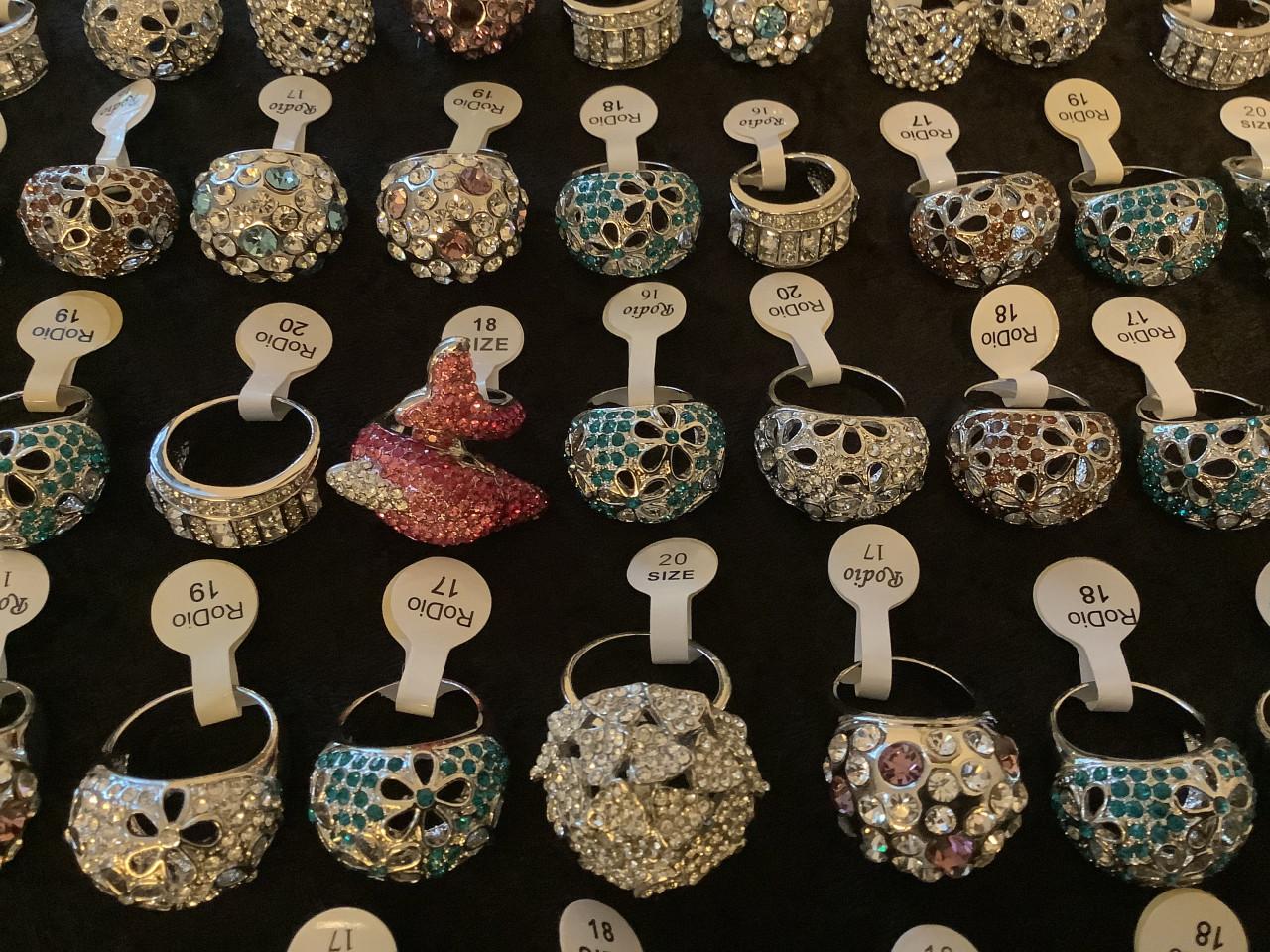 Partij mooie nieuwe ringen. ( partij 89)