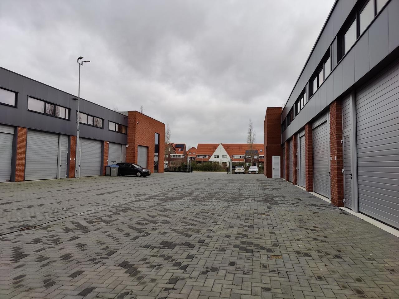 Mooie ruime bedrijfsunot te huur.