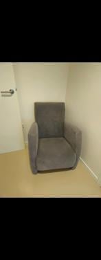 Twee grijze fauteuils en 1 Bureaustoel