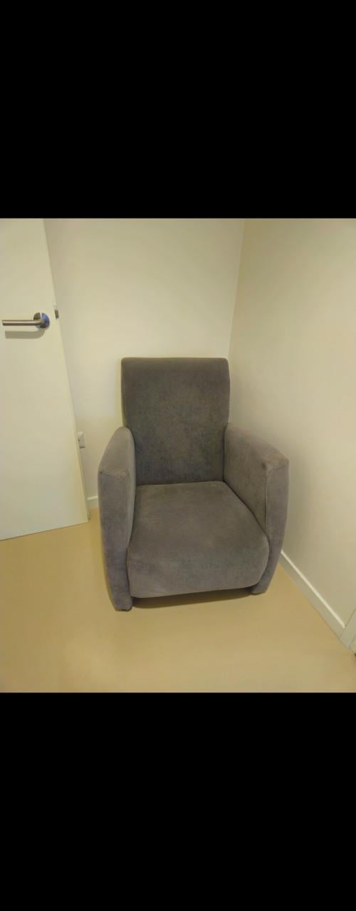 Twee grijze fauteuils en 1 Bureaustoel