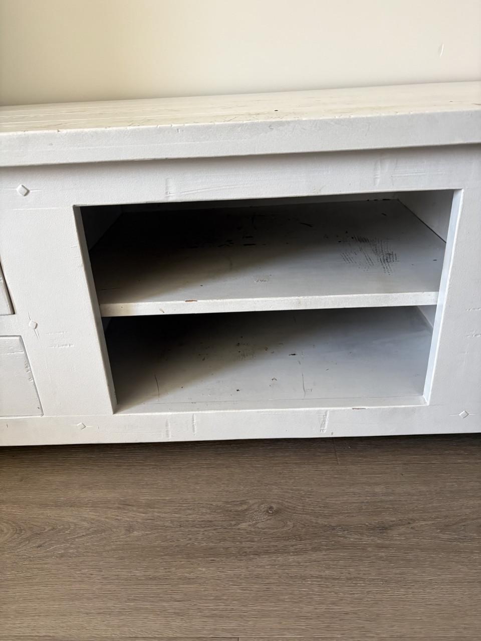 T.V kast.