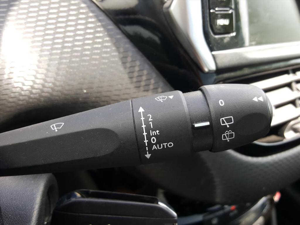 Peugeot 208 blue l. allure 1.5 bluehdi-100pk apple carplay & android auto |