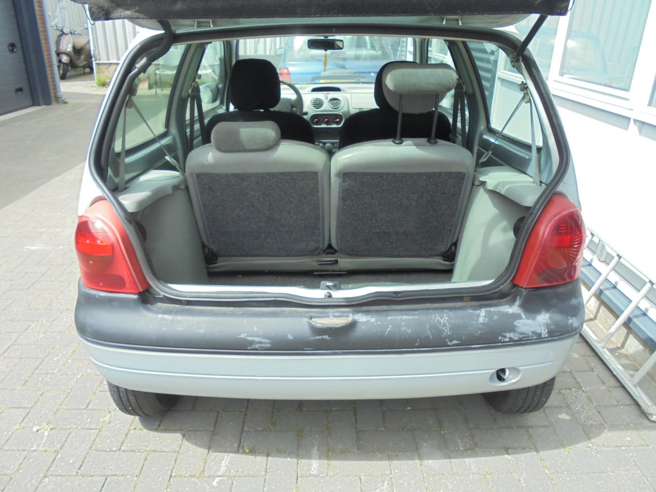 Twingo HET BETREFT EEN ZO MEENEEM AUTO !!!! oerdegelijke 1.2 motor € 450