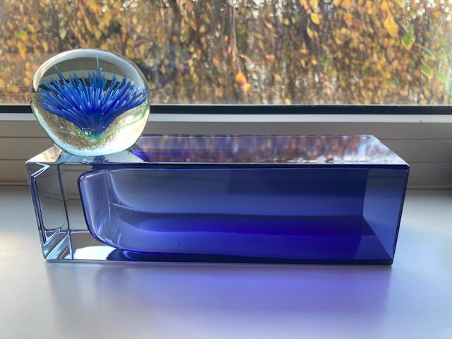 Blauw glazen vaasje, presse-papier en porseleinen asbak/opbergbakje