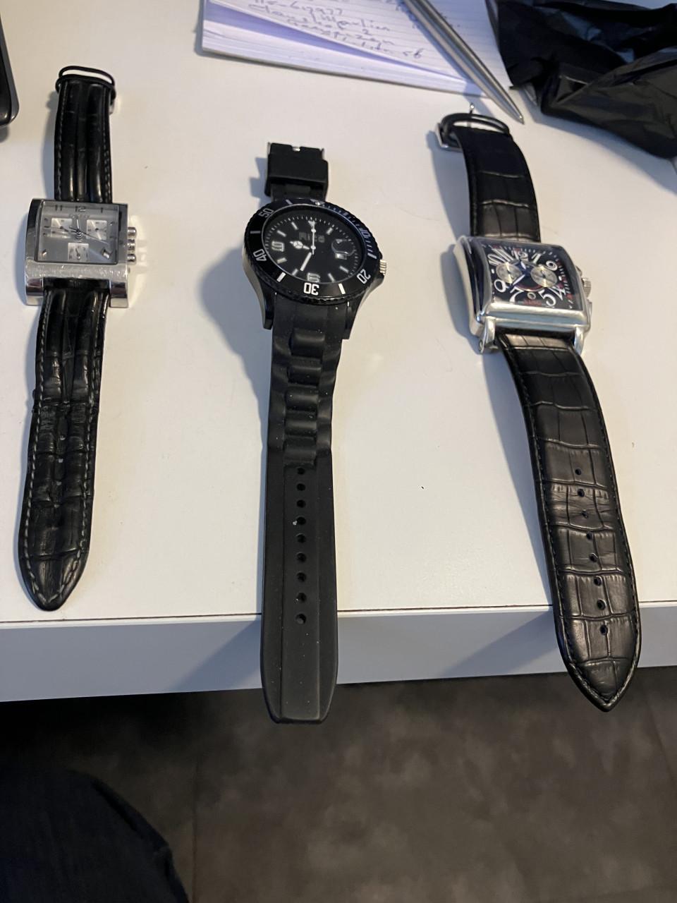 Te koop 3 horloges in goede staat [nieuwe batterij is nodig]