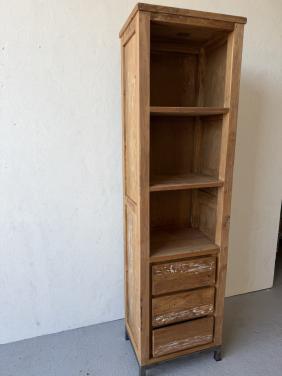 Stoere industriële houten kast