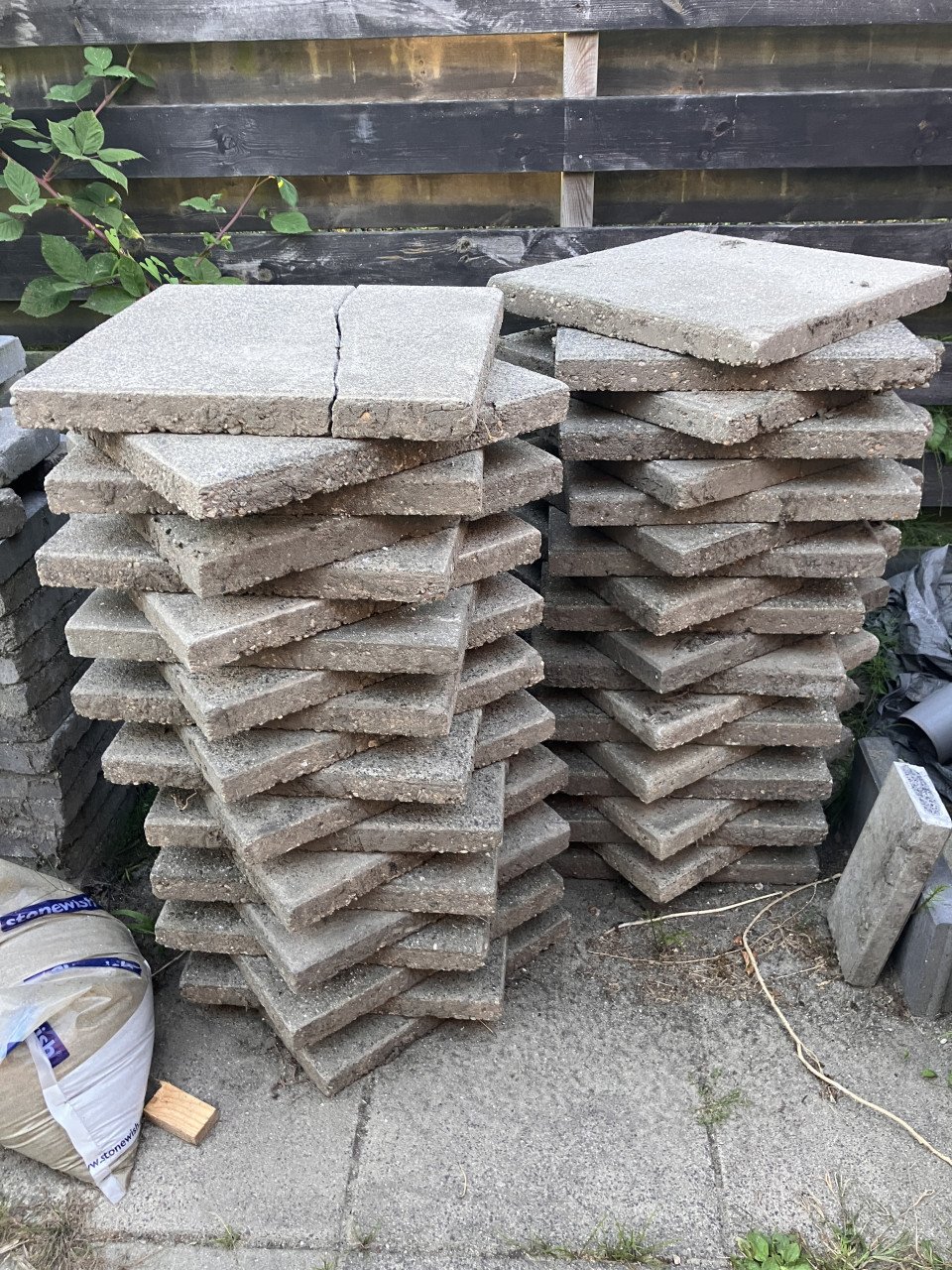 38 stuks (9,5 m2) 50x50 cm betontegels (en 2 kapotte)