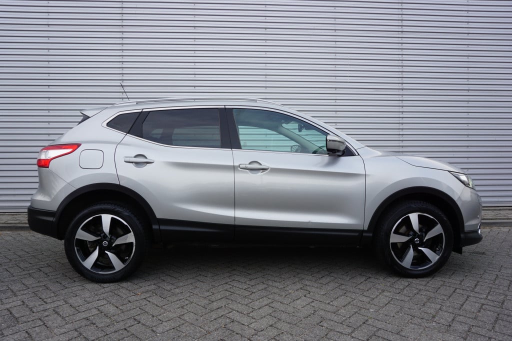 Nissan Qashqai 1.2 n-connecta airco / navi / camera / cruise / pano / trekh