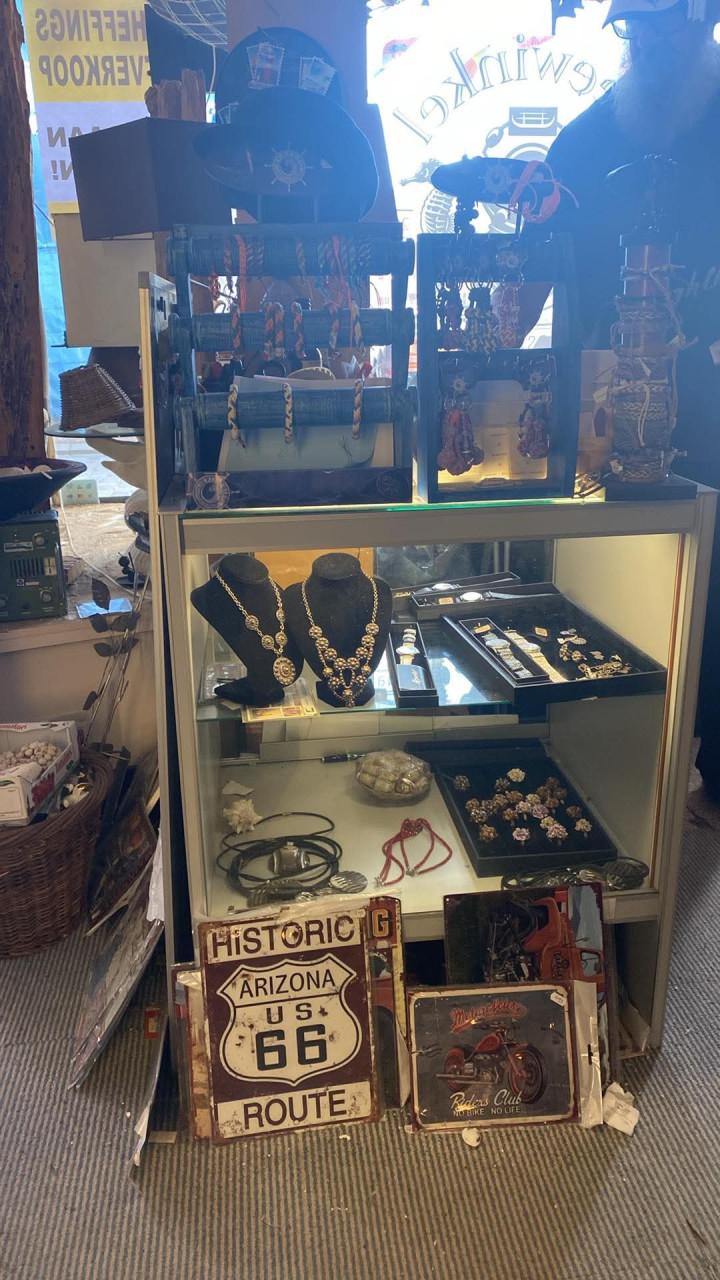 Winkelinventaris en restanten souveniers