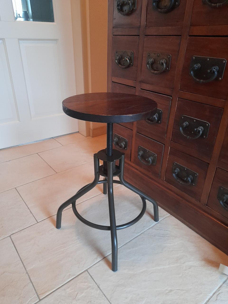 Vintage draai kruk (in hoogte verstelbaar (in goede nette staat)