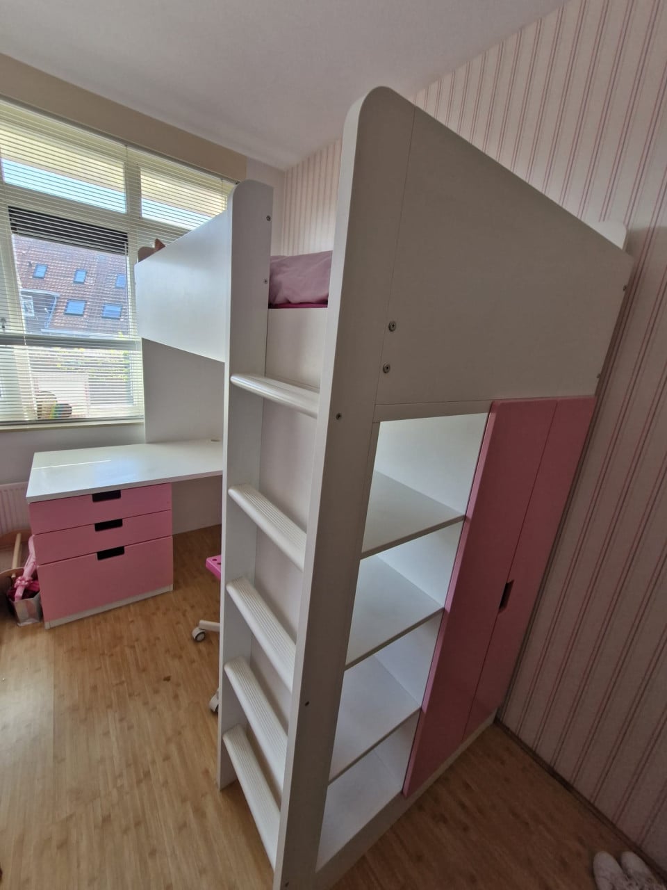 Hoogslaper met bureau en kast