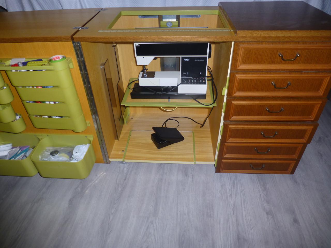 Naaimachine met meubel