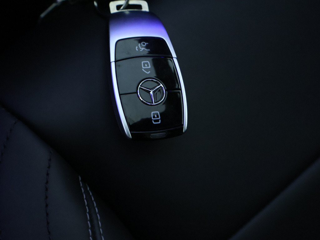 Mercedes-Benz E-Klasse 200 amg line | panoramadak | trekhaak | sfeerverlich