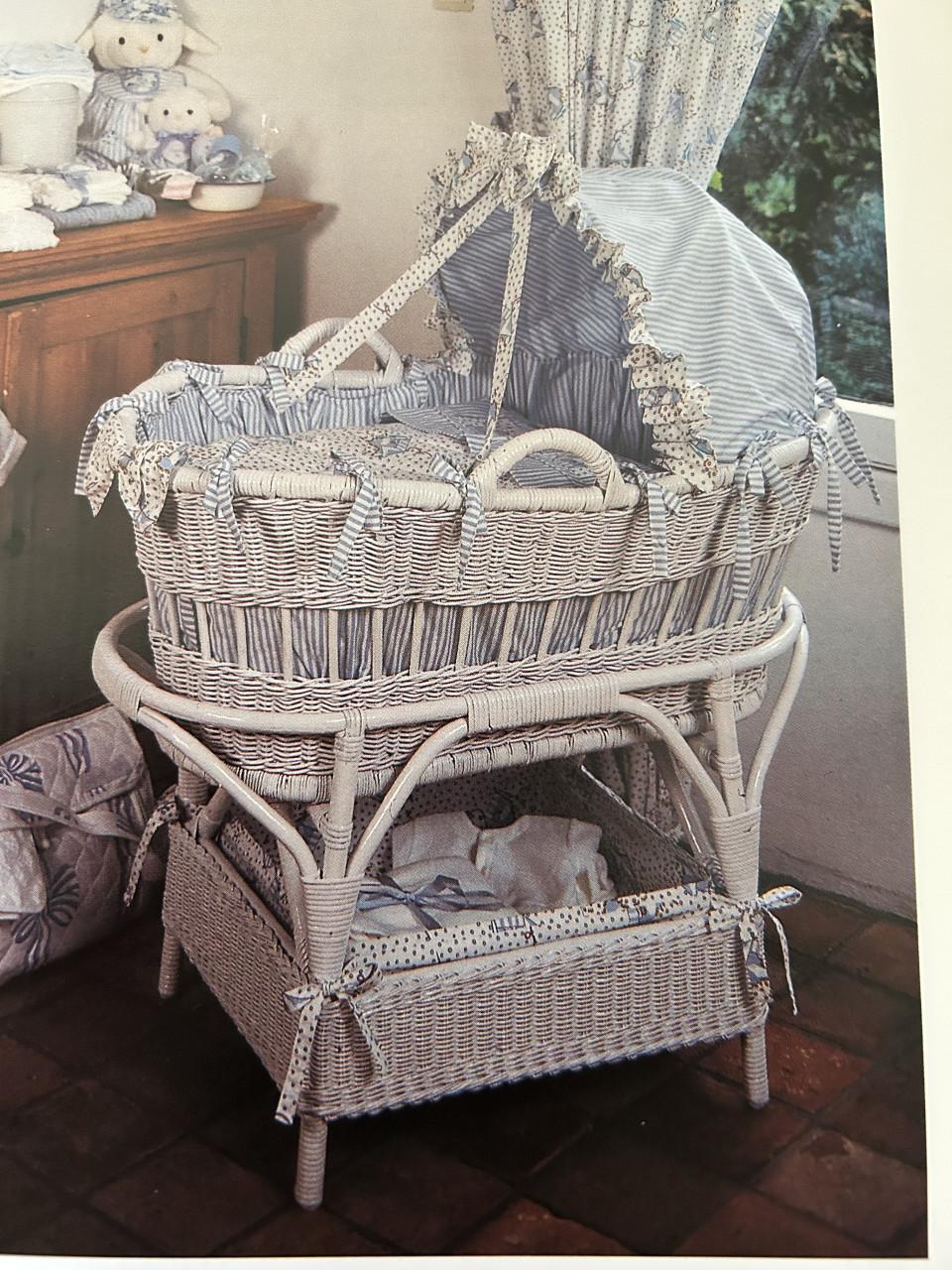 Grote rieten / rotan baby wieg,