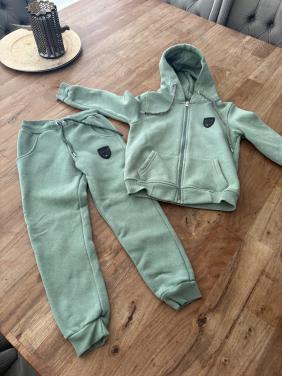 Joggingpak  maat 122/128.