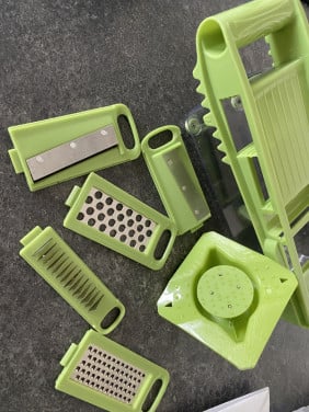 Rasp met opvangbak en verschillende mesjes