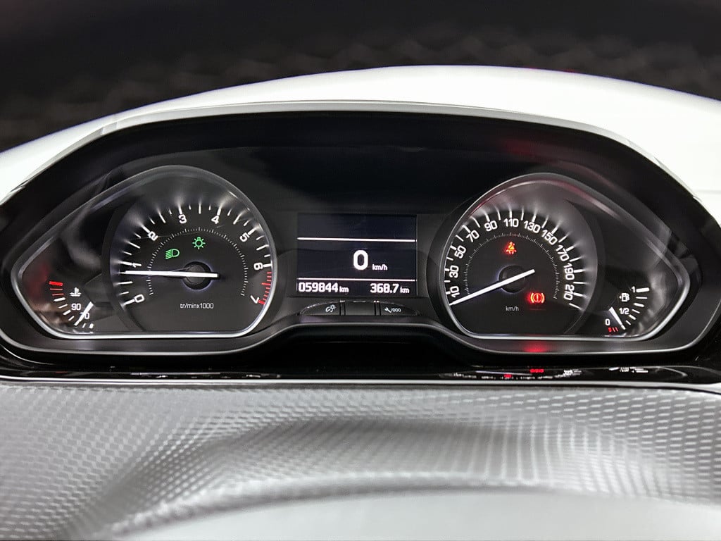 Peugeot 208 82pk allure | rijklaar | navi | parkeersensoren | trekhaak vast