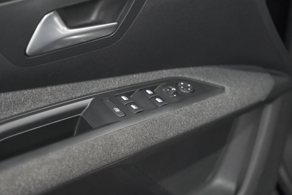 Peugeot 5008 puretech 130 eat8 active | 7 zitplaatsen | camera | navigatie 
