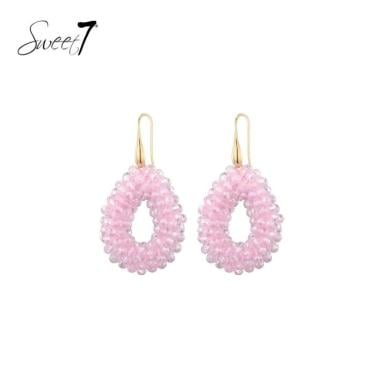 Oorbellen roze kralen in druppelvorm met goudkleurige haak