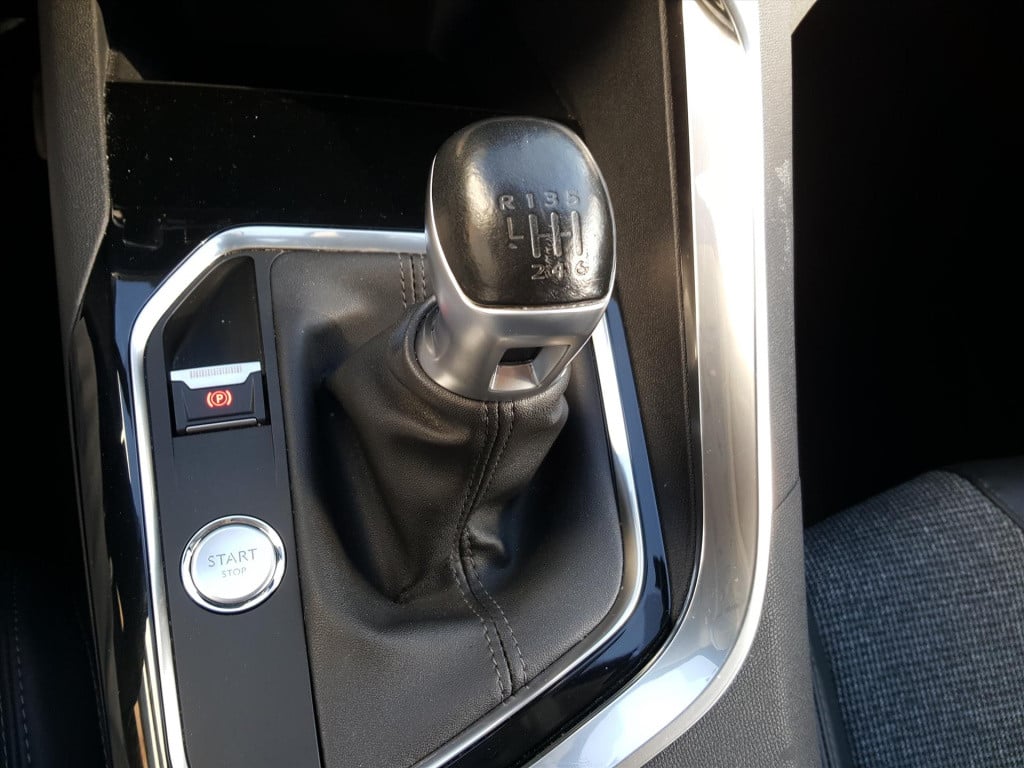 Peugeot 3008 1.2pt 130pk allure trekhaak | navi | apple carplay & android a