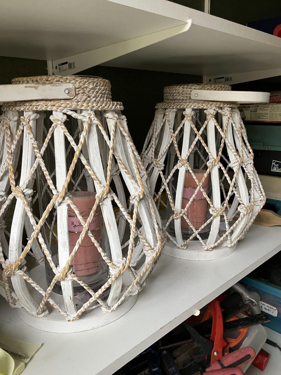 Te koop in zeer goede staat 2 windlichten inclusief kaars