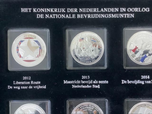Cassette met 9 penningen “De Nationale Bevrijdingsmunten”.