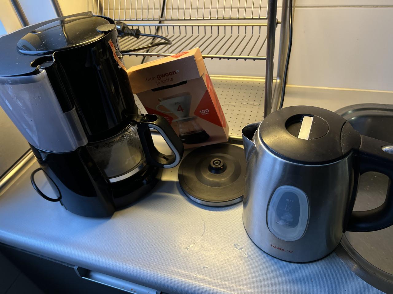 Philips Koffiezetapparaat HD7448/20 en TOMADO rvs waterkoker samen €20,-