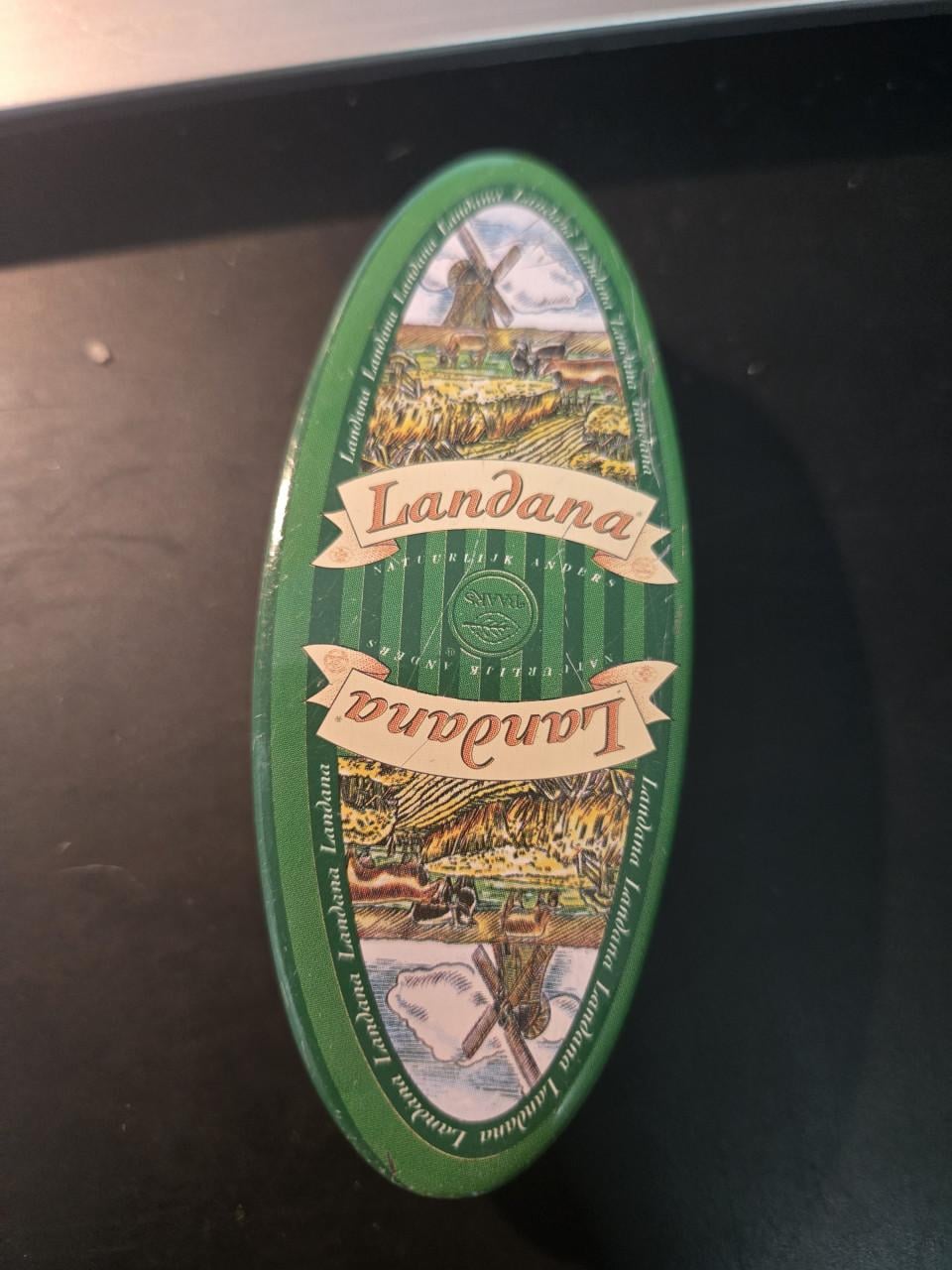 Blikje van het Nederlandse kaasmerk Landana 10x4x2,5 cm