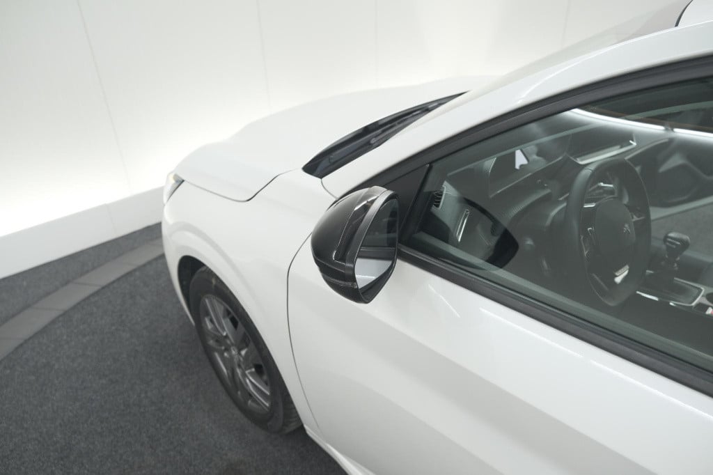 Peugeot 208 puretech 100 eat8 allure pack | camera | apple carplay | parkee