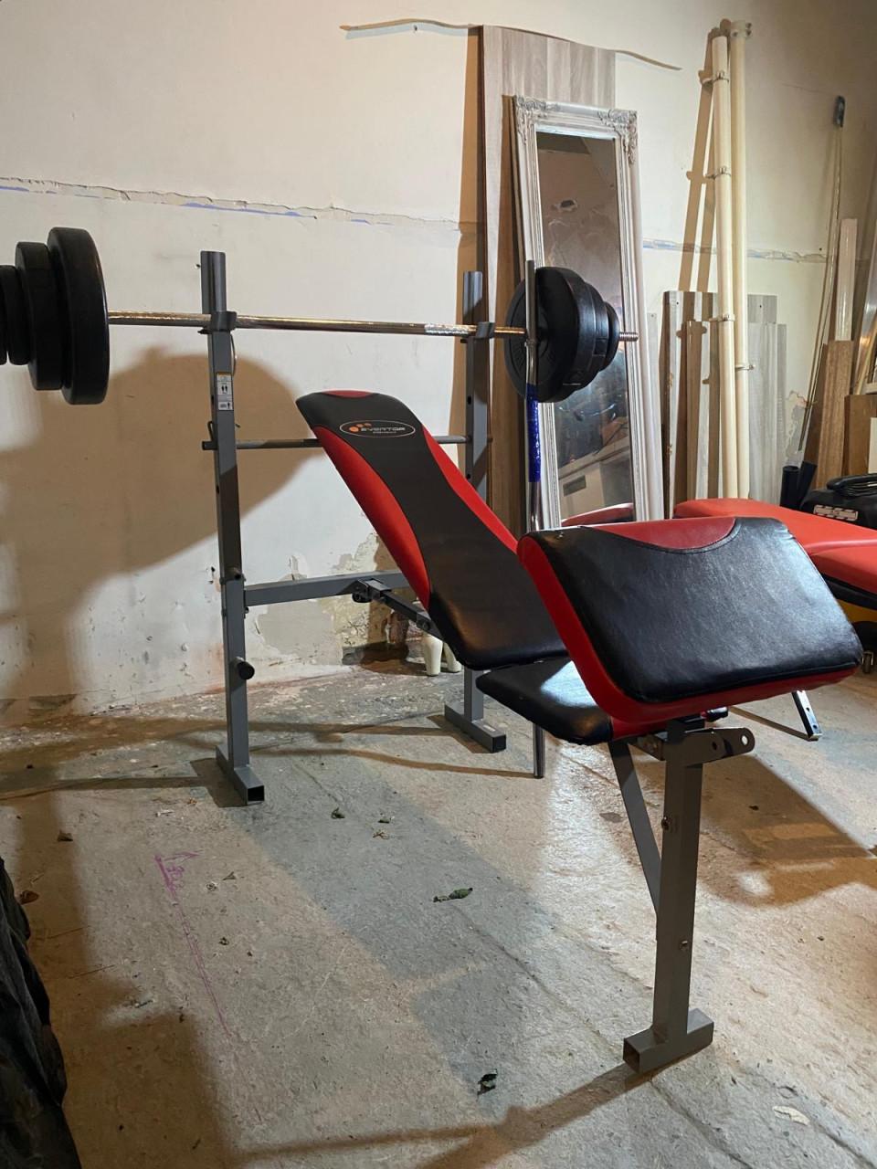 Set bench en gewichten (35kg) + 2 barbells (kort en lang, allebei 6kg)
