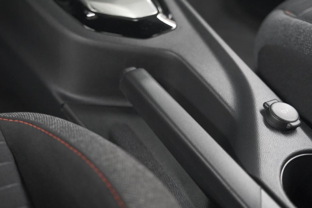 Peugeot 2008 puretech 130 active pack | trekhaak | camera | navigatie | par