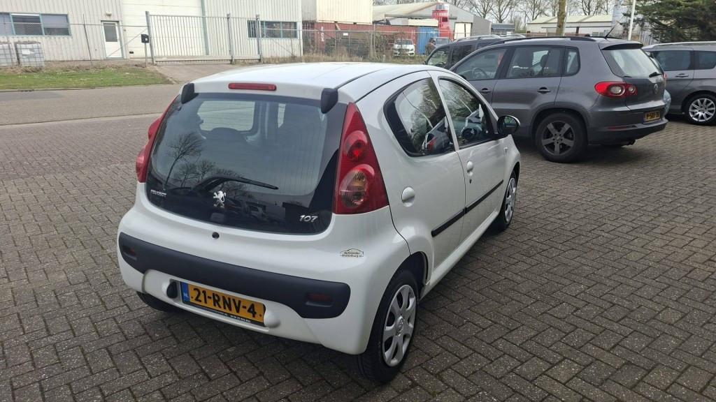 Peugeot 107 1.0 12v XS 5deurs bj:2011 airco apk 2027 i.z.g.st