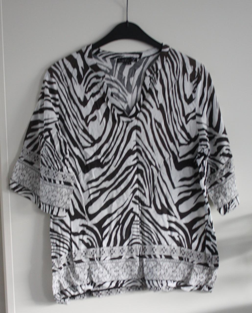 Zwart wit shirt met vhals  maat s-36